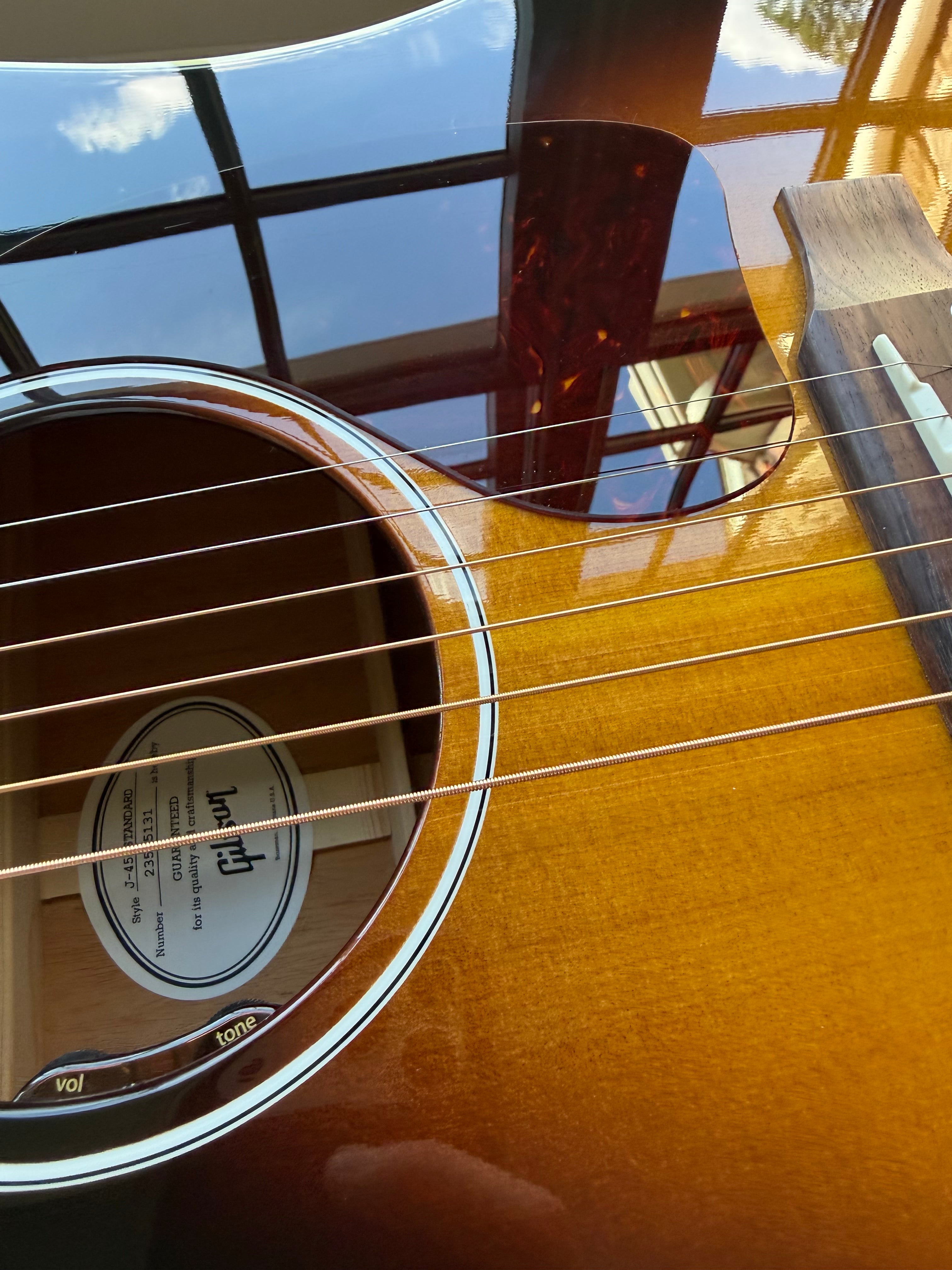 2025 Gibson J-45 Standard - Vintage Sunburst