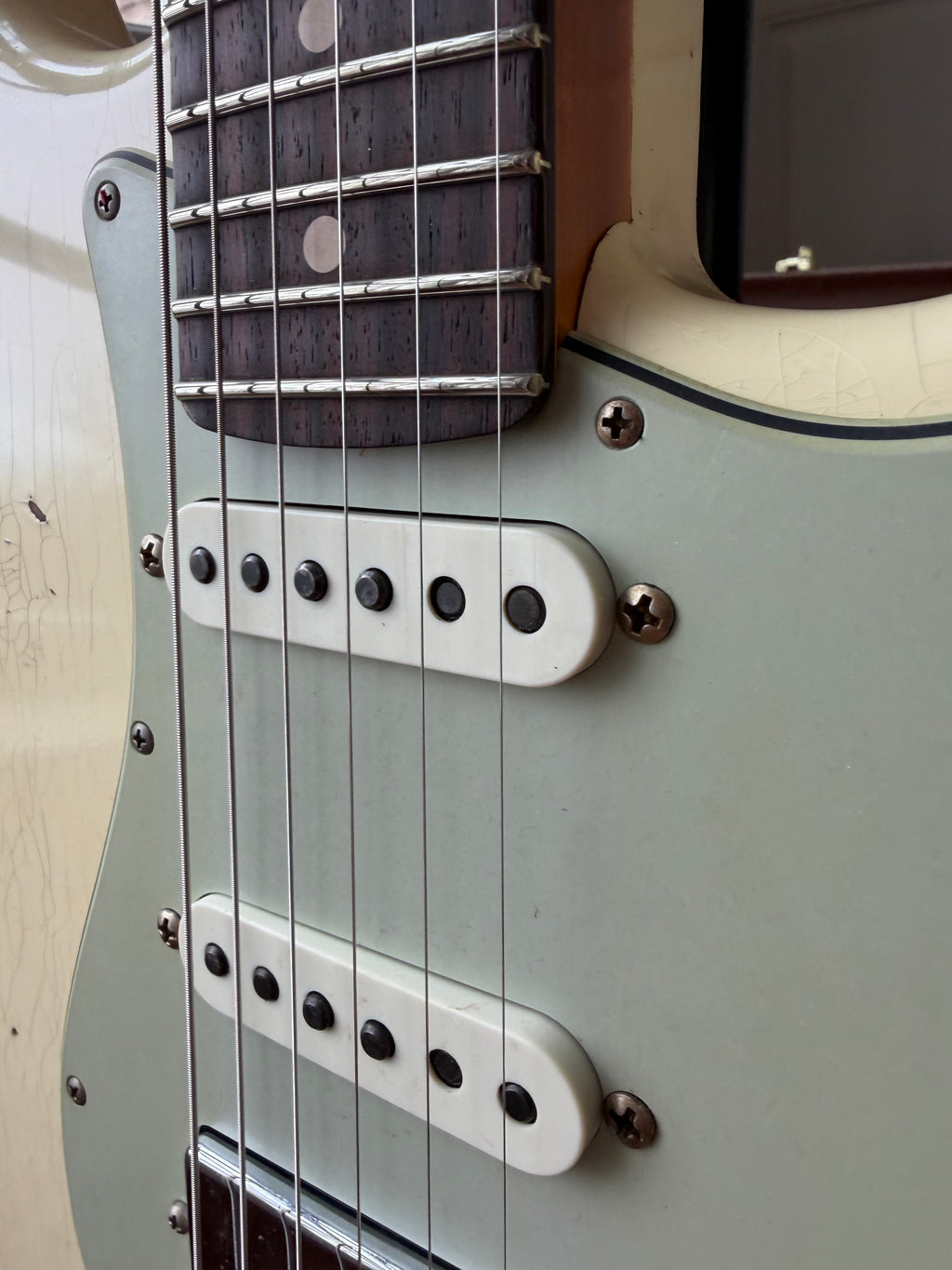 2026 Fender Custom Shop '62 Stratocaster HSS Heavy Relic - Vintage White - Image 4