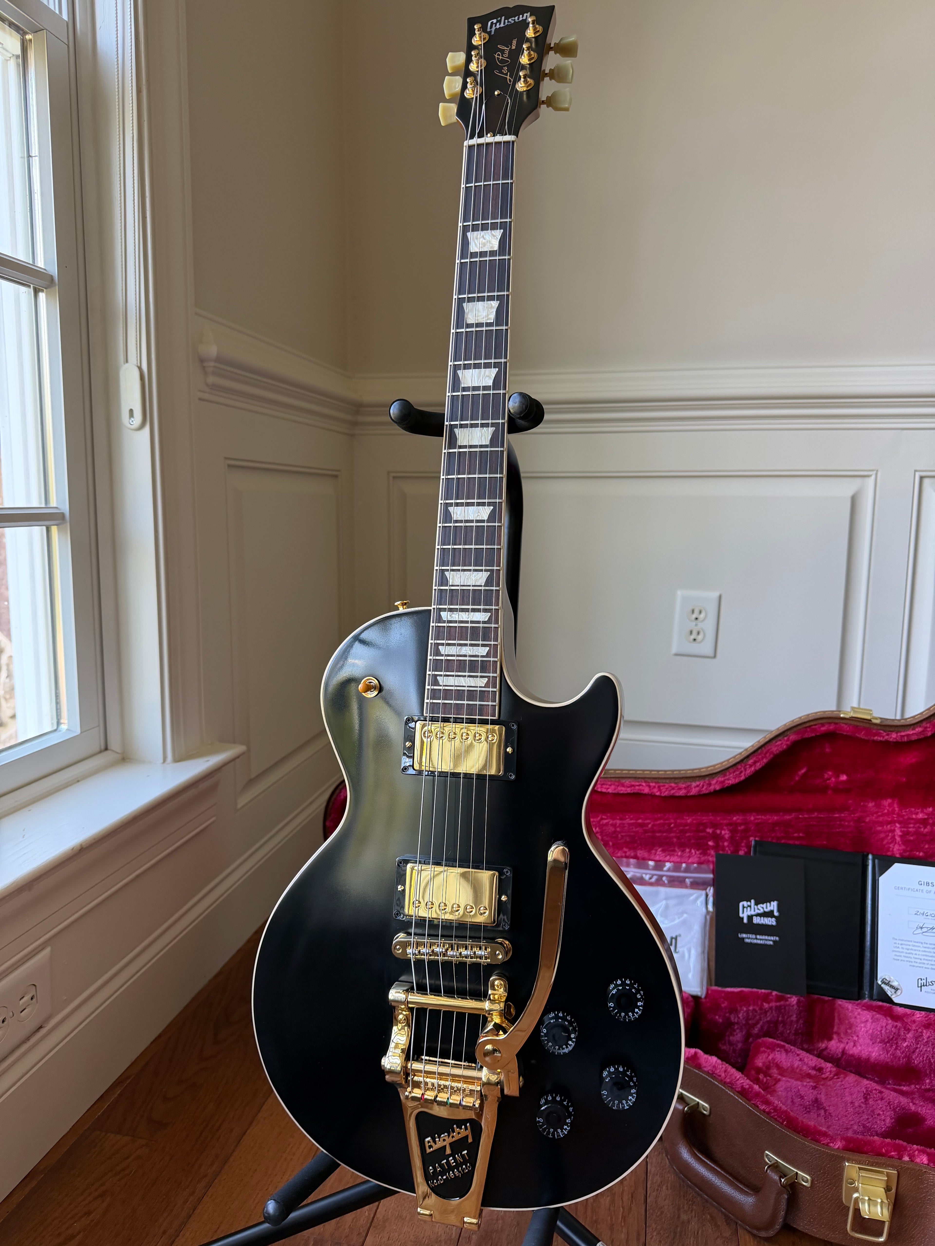 2021 Gibson Les Paul Standard Bigsby Stinger Gold Hardware - Black and Gold