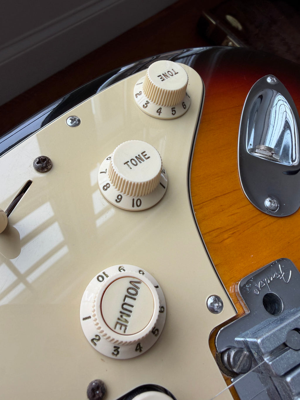 2005 Fender American Deluxe Stratocaster HSS - Sunburst - Image 17