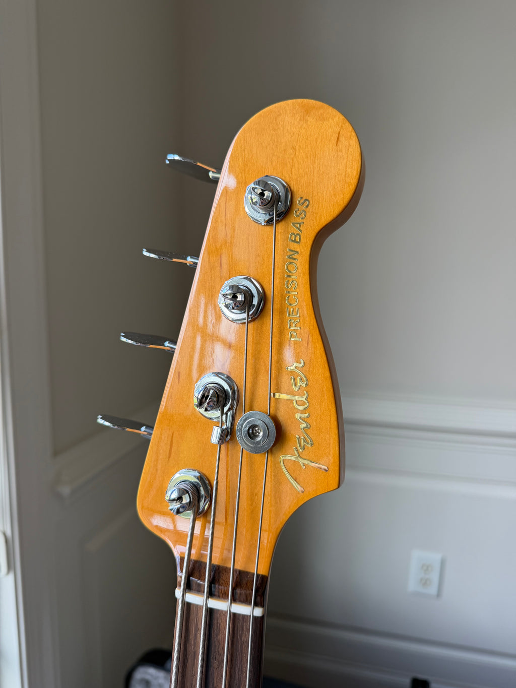 2019 Fender American Ultra Precision Bass - Mocha Burst