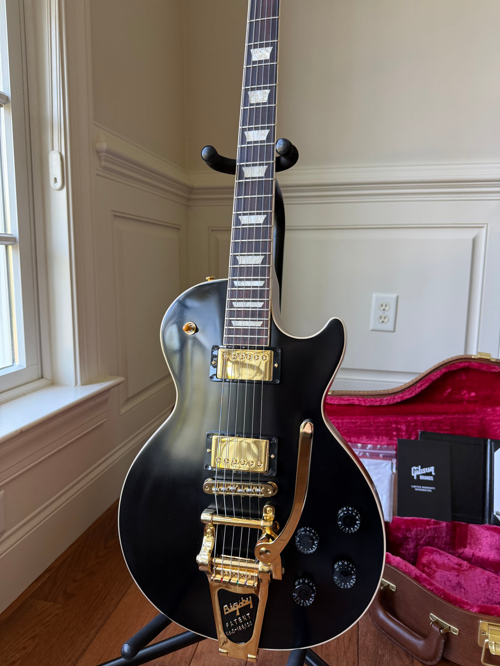 2021 Gibson Les Paul Standard Bigsby Stinger Gold Hardware - Black and Gold