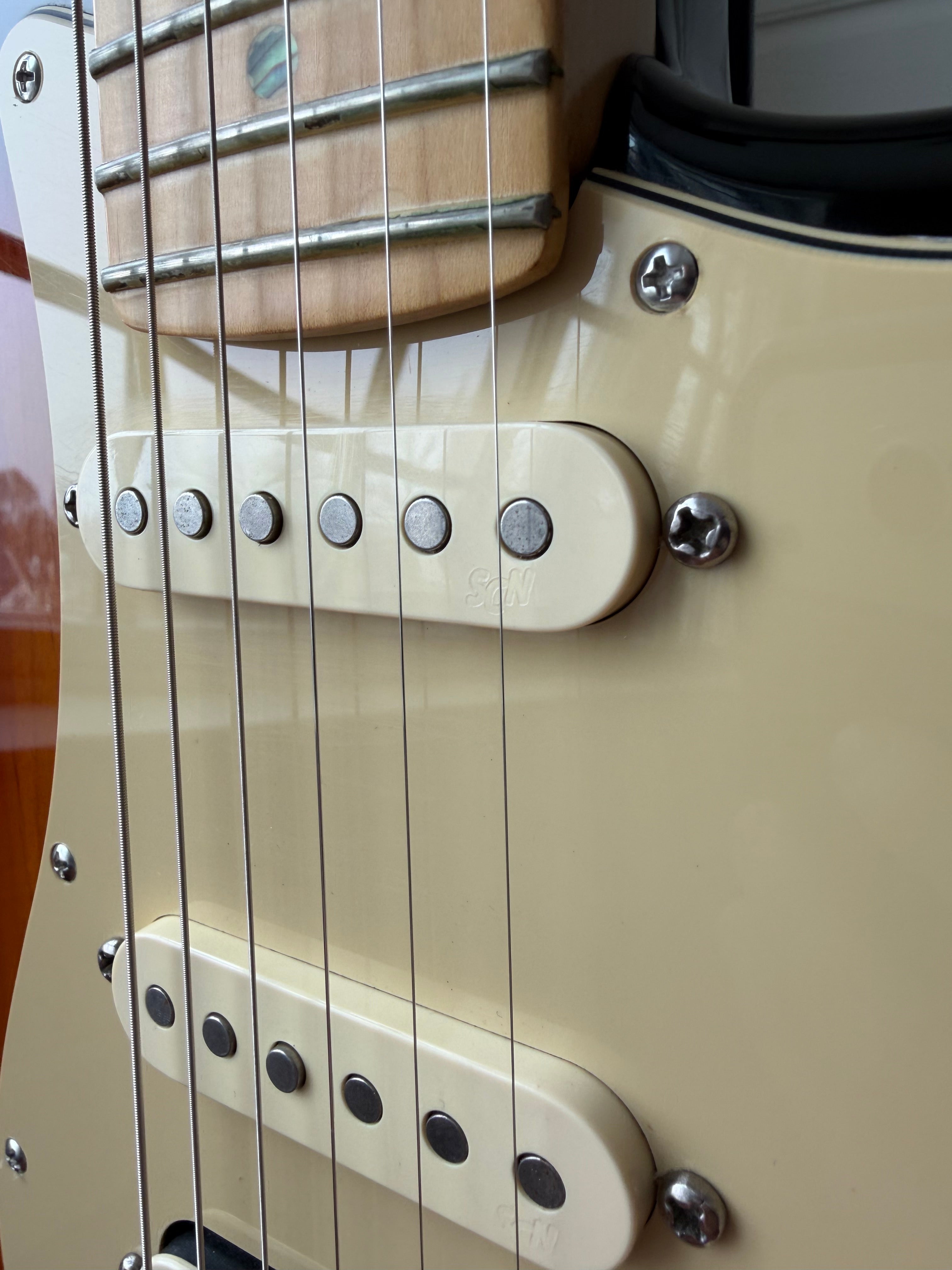 2005 Fender American Deluxe Stratocaster HSS - Sunburst - Image 4