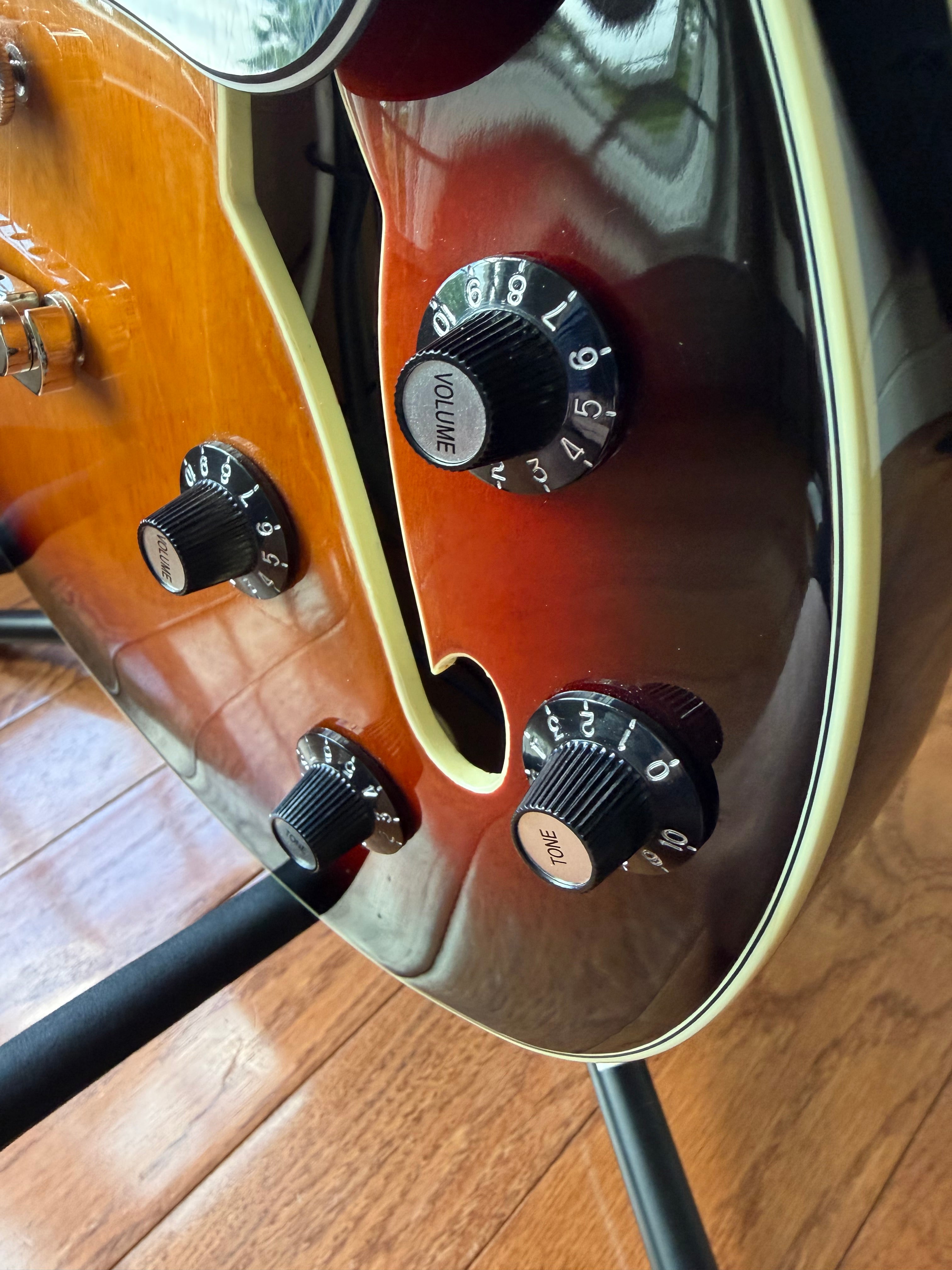 Squier Classic Vibe Starcaster - 3-Tone Sunburst