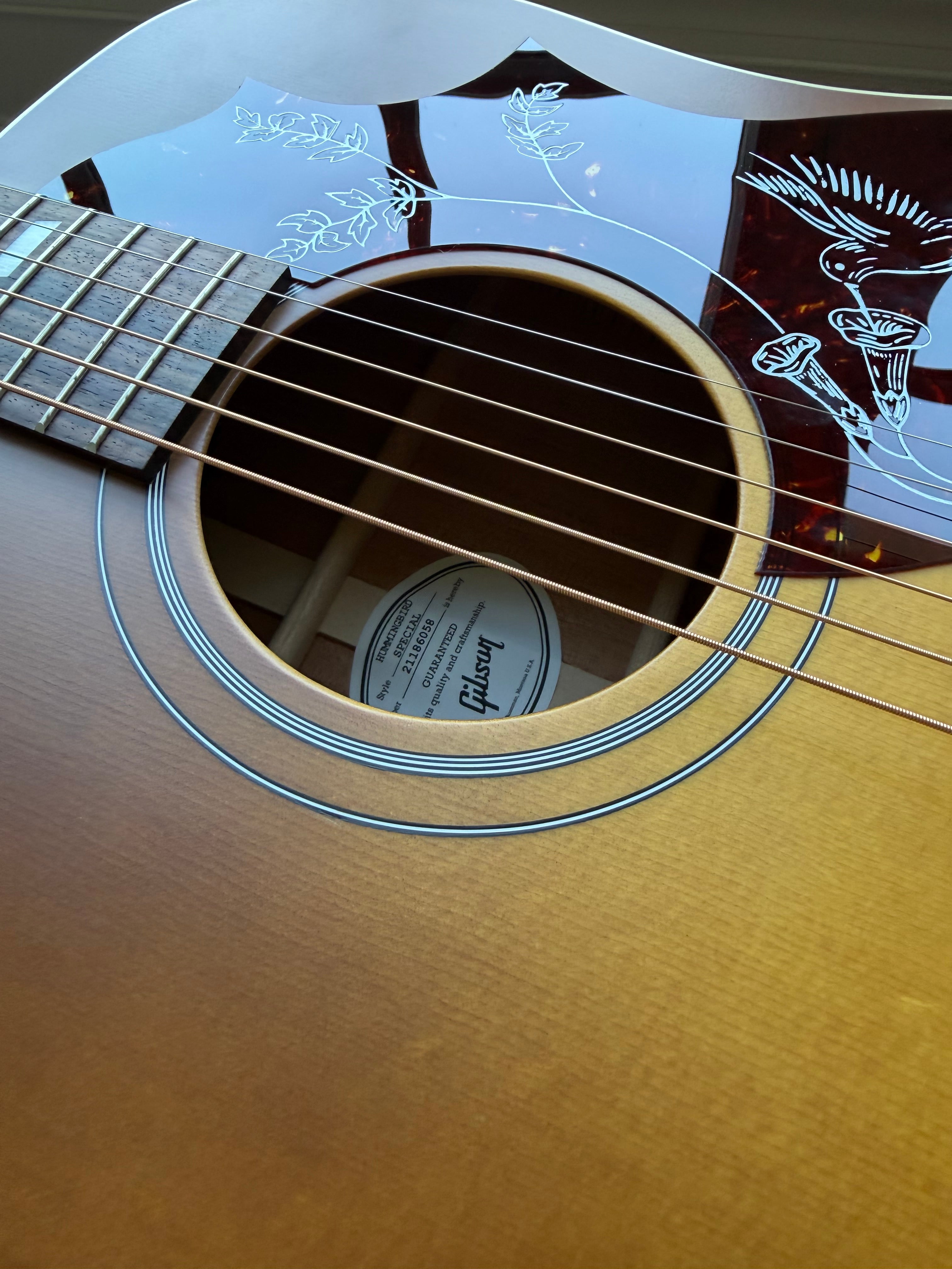 2026 Gibson Hummingbird Special - Satin Honey Burst