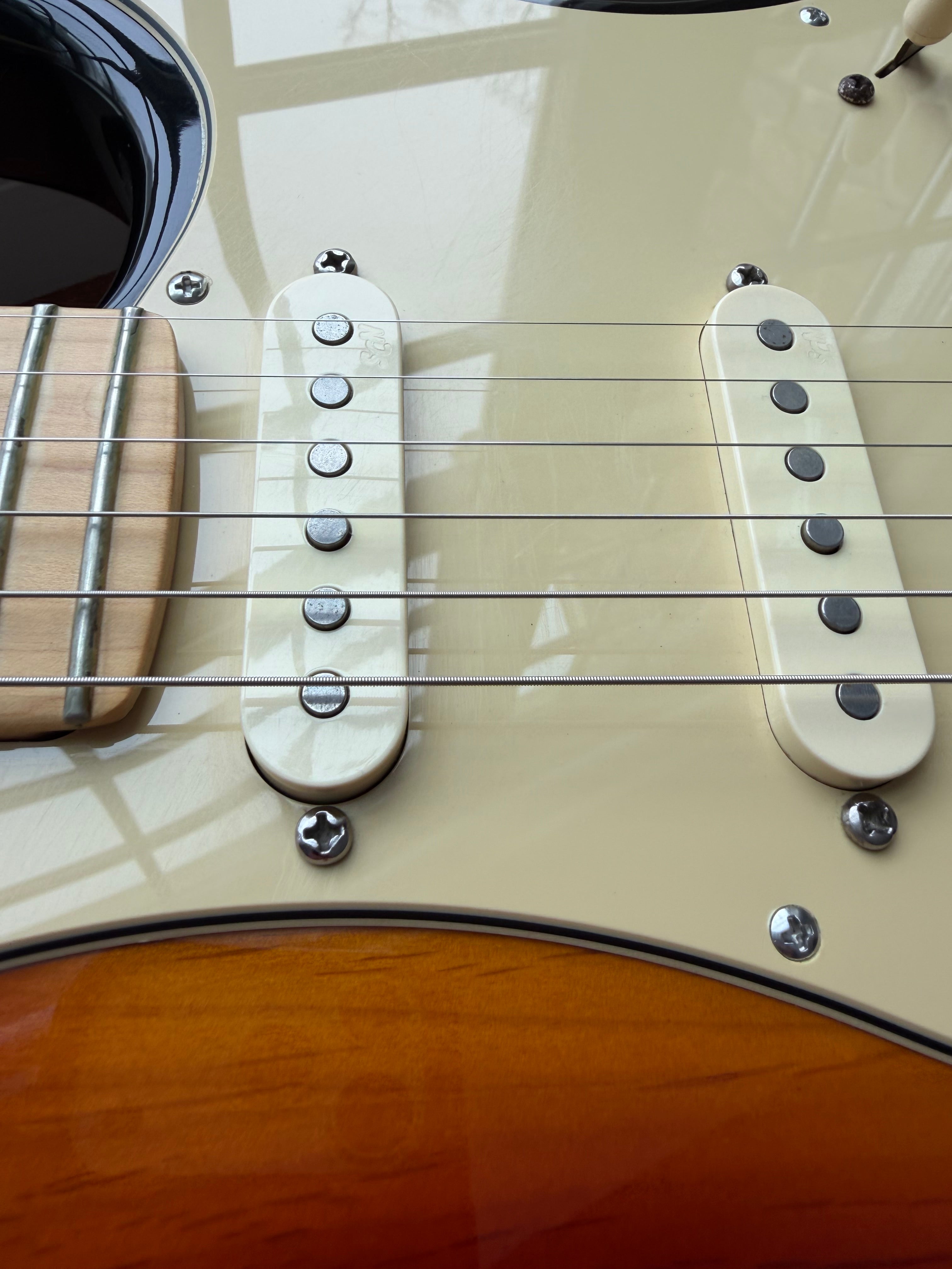 2005 Fender American Deluxe Stratocaster HSS - Sunburst - Image 13