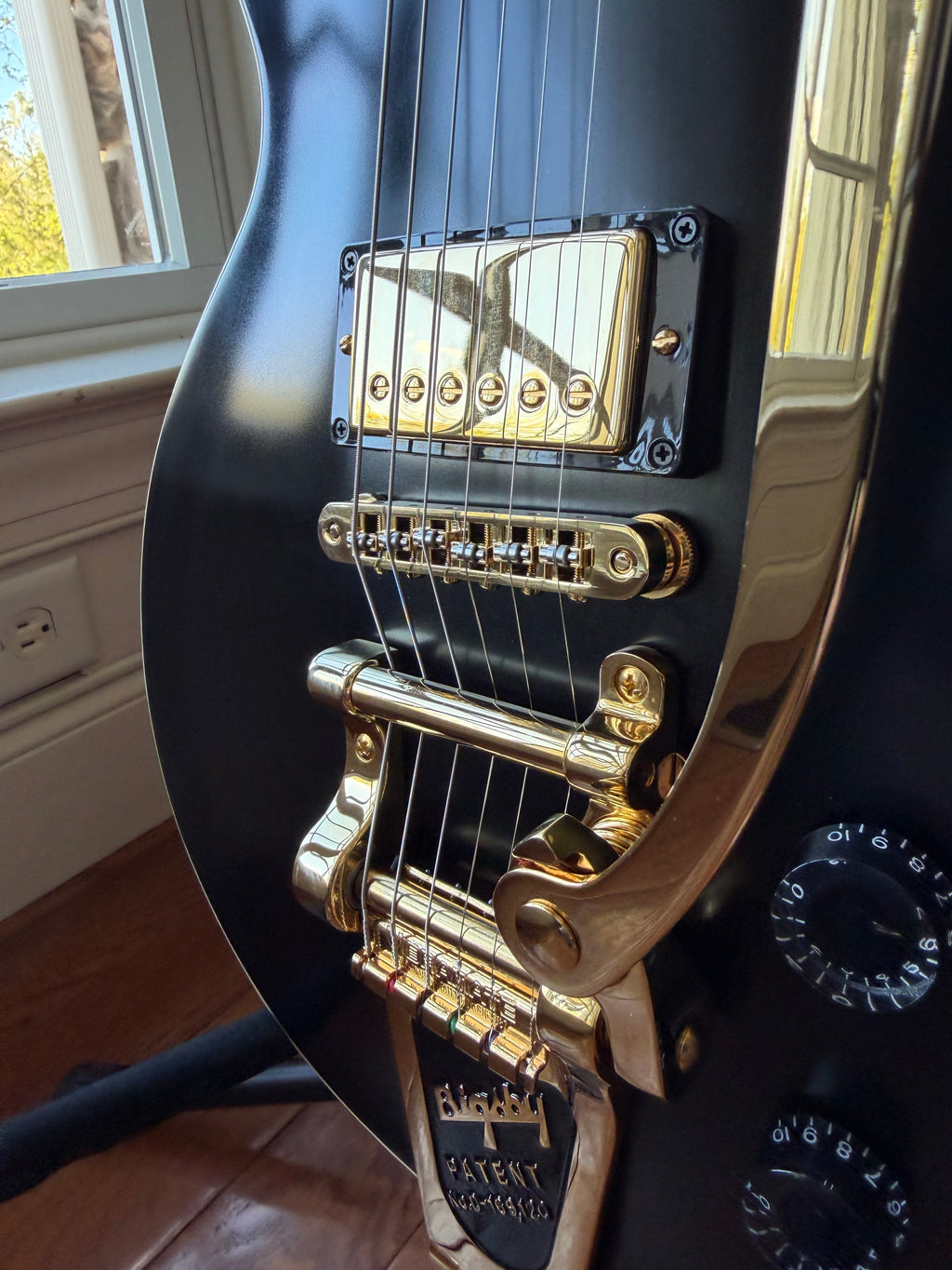 2021 Gibson Les Paul Standard Bigsby Stinger Gold Hardware - Black and Gold