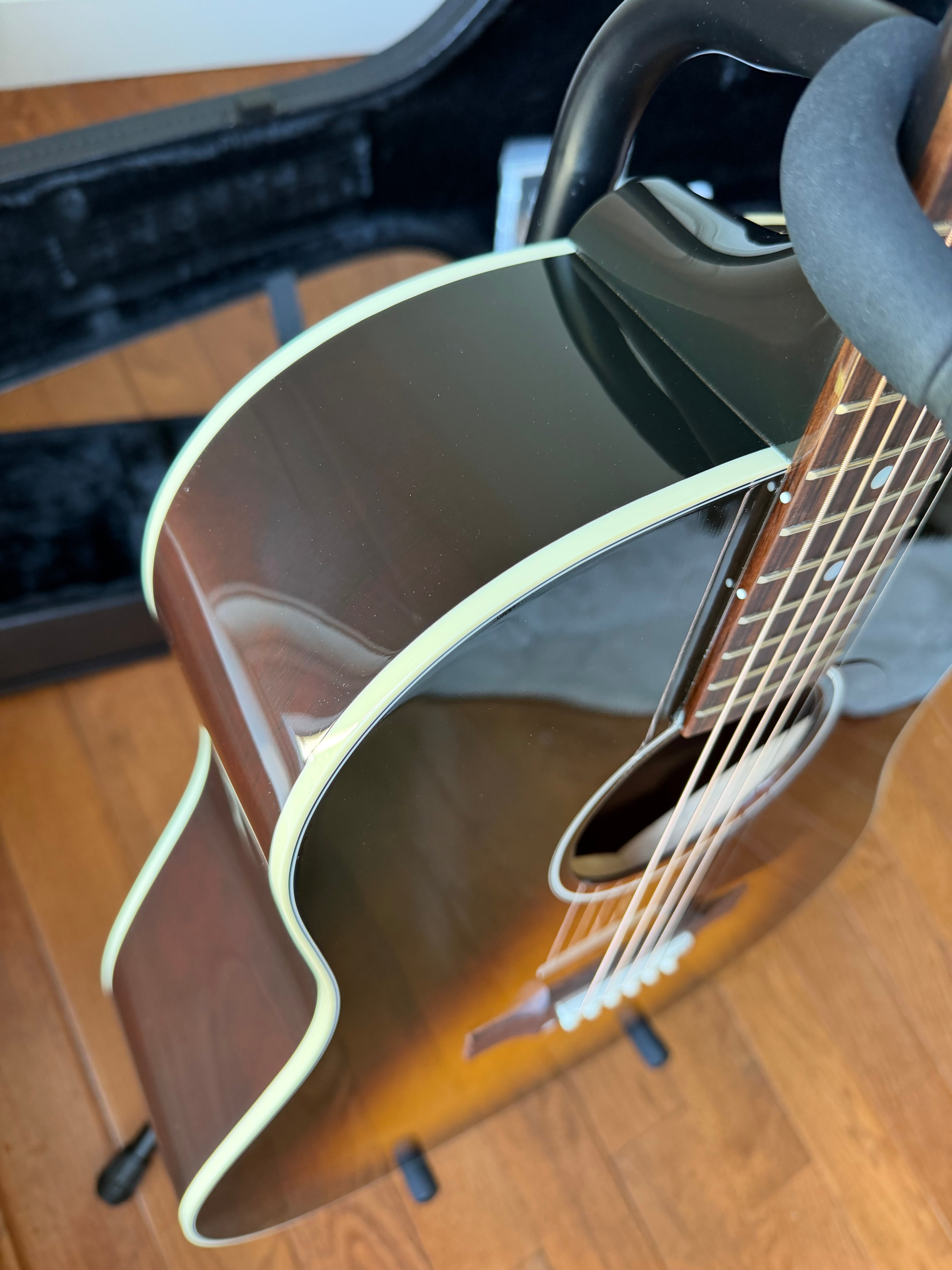 2025 Gibson J-45 Standard - Vintage Sunburst