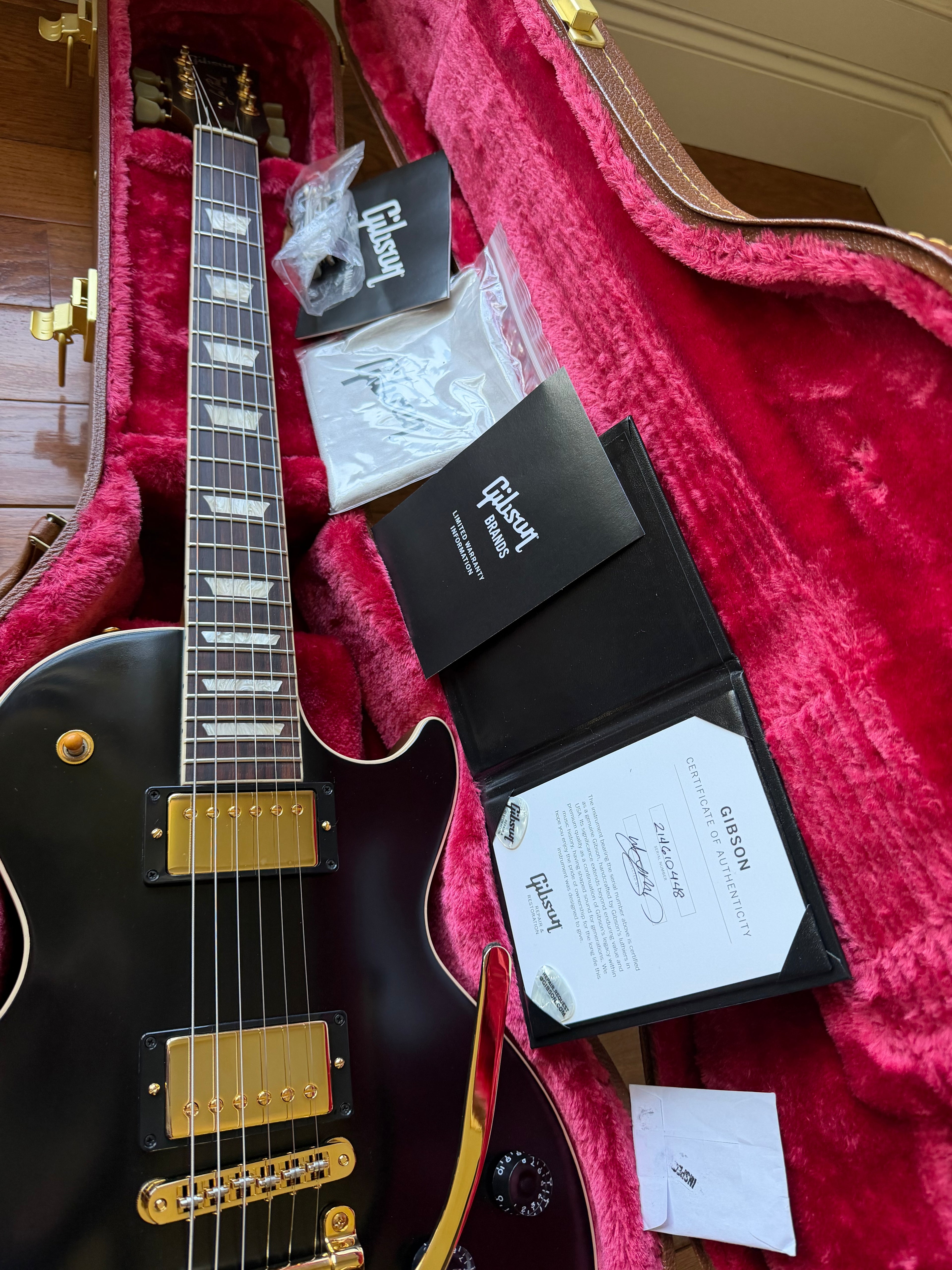 2021 Gibson Les Paul Standard Bigsby Stinger Gold Hardware - Black and Gold