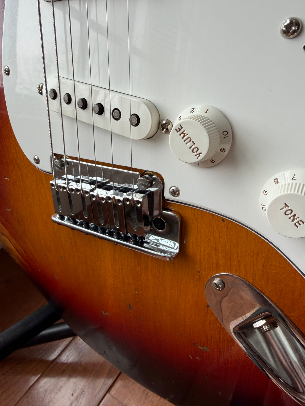 2026 Fender Custom Shop Stratocaster Custom Deluxe SR25 Heavy Relic - Aged 3 Color Sunburst - Image 4