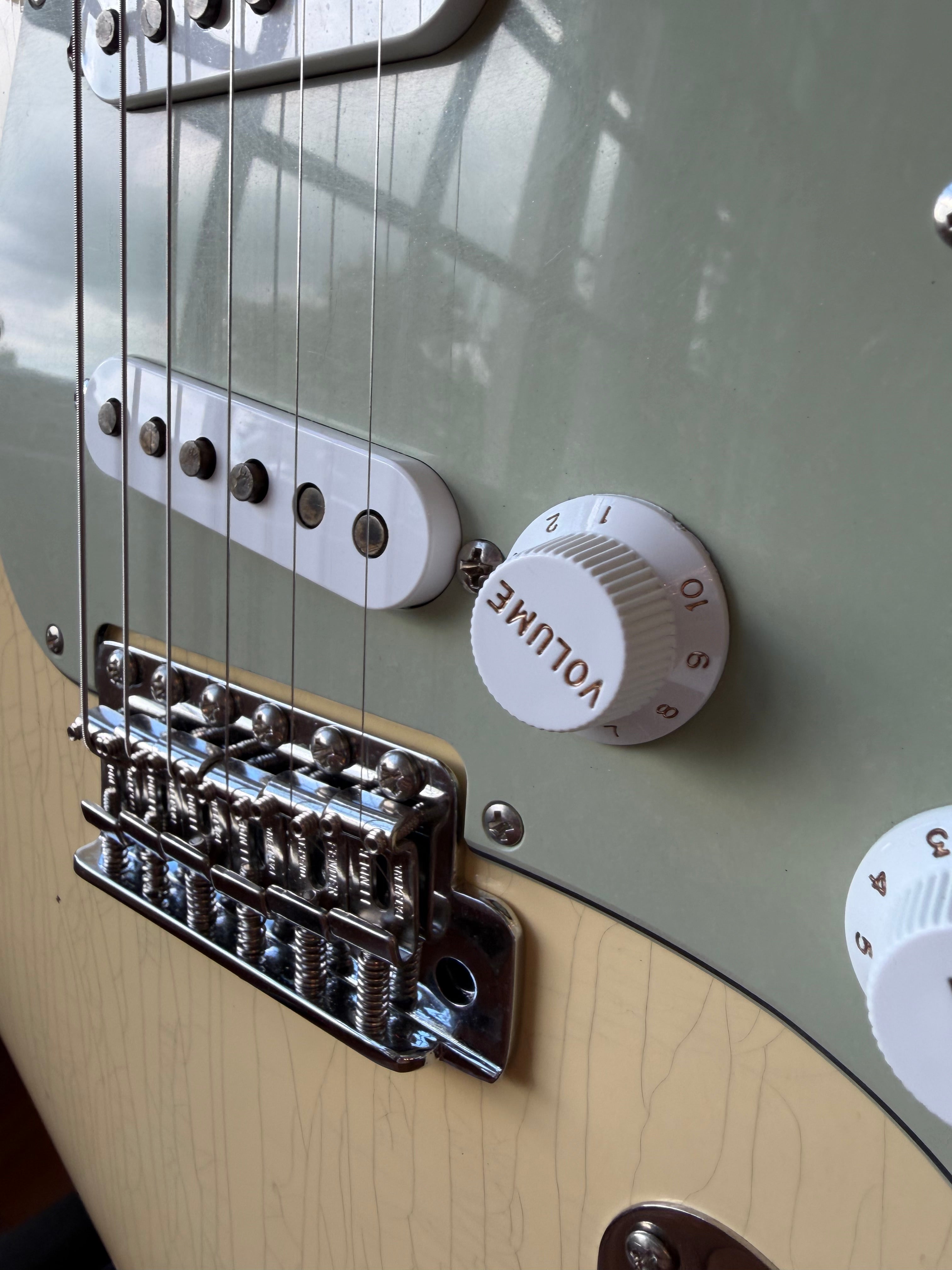 2025 Fender Custom Shop ‘65 Stratocaster W25 Journeyman - Aged Vintage White