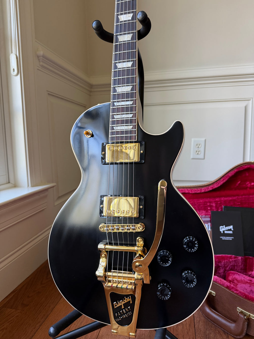 2021 Gibson Les Paul Standard Bigsby Stinger Gold Hardware - Black and Gold
