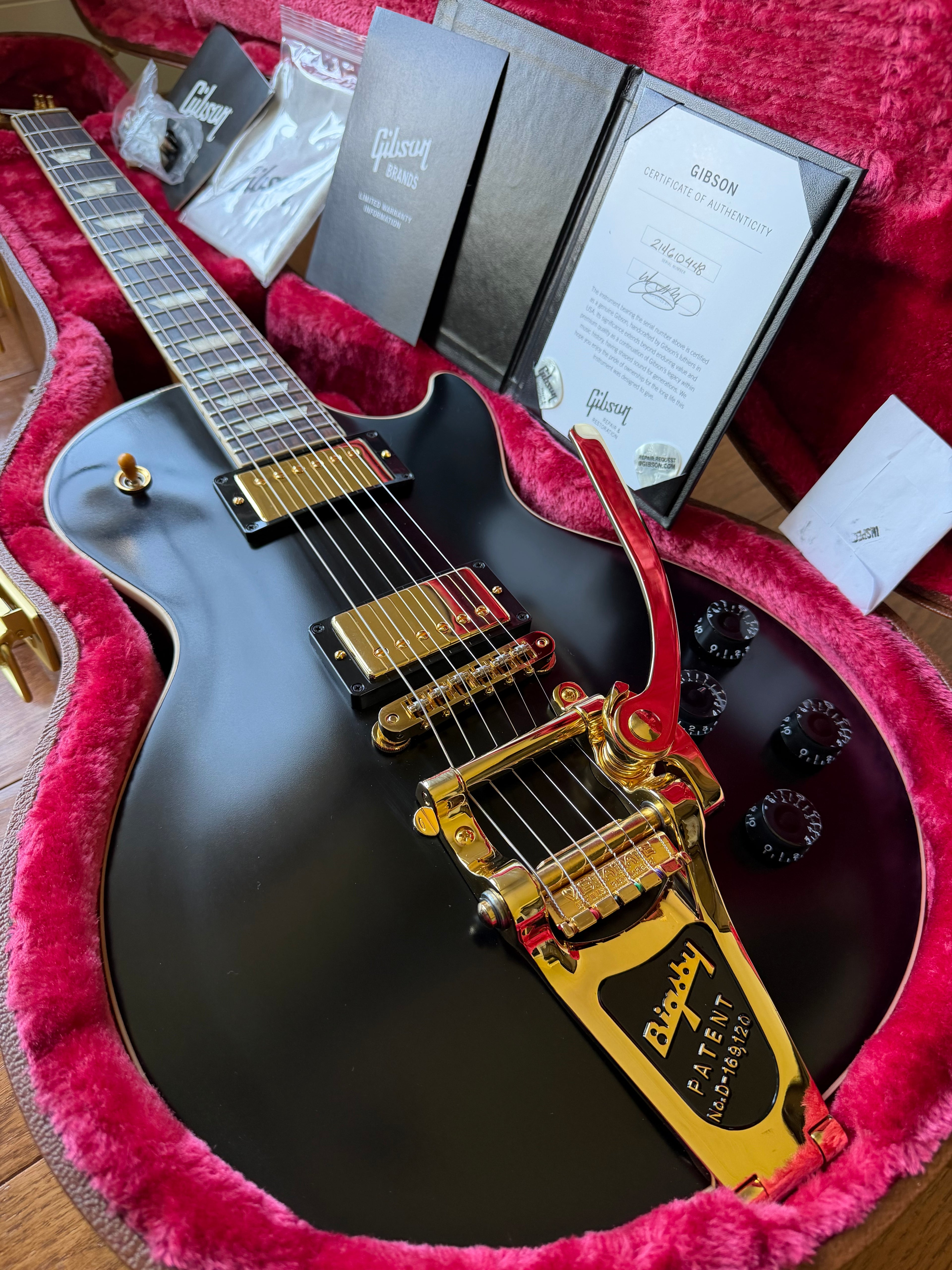 2021 Gibson Les Paul Standard Bigsby Stinger Gold Hardware - Black and Gold